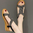 Sandália LumiStrass™ Rasteirinha com Aplicação em Strass – Luxo Absoluto, Conforto Inigualável e Brilho que Impressiona