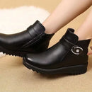 Bota Verona™ em Couro com Interior Peluciado e Acabamento Elegante / Estilo Clássico com Toque Quente e Confortável!