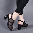 Sandália Évora™ em Couro Sustentável com Salto Alto Bloco / Altura e Requinte com a Transparência Sedutora da Renda!